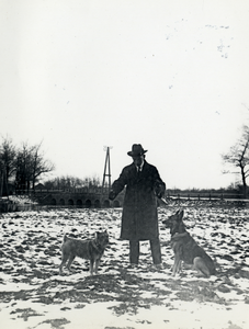 805525 Afbeelding van C.P.G.C. Balfour van Burleigh met de honden Bobbie en Kobus op een terrein langs de Weg naar ...
